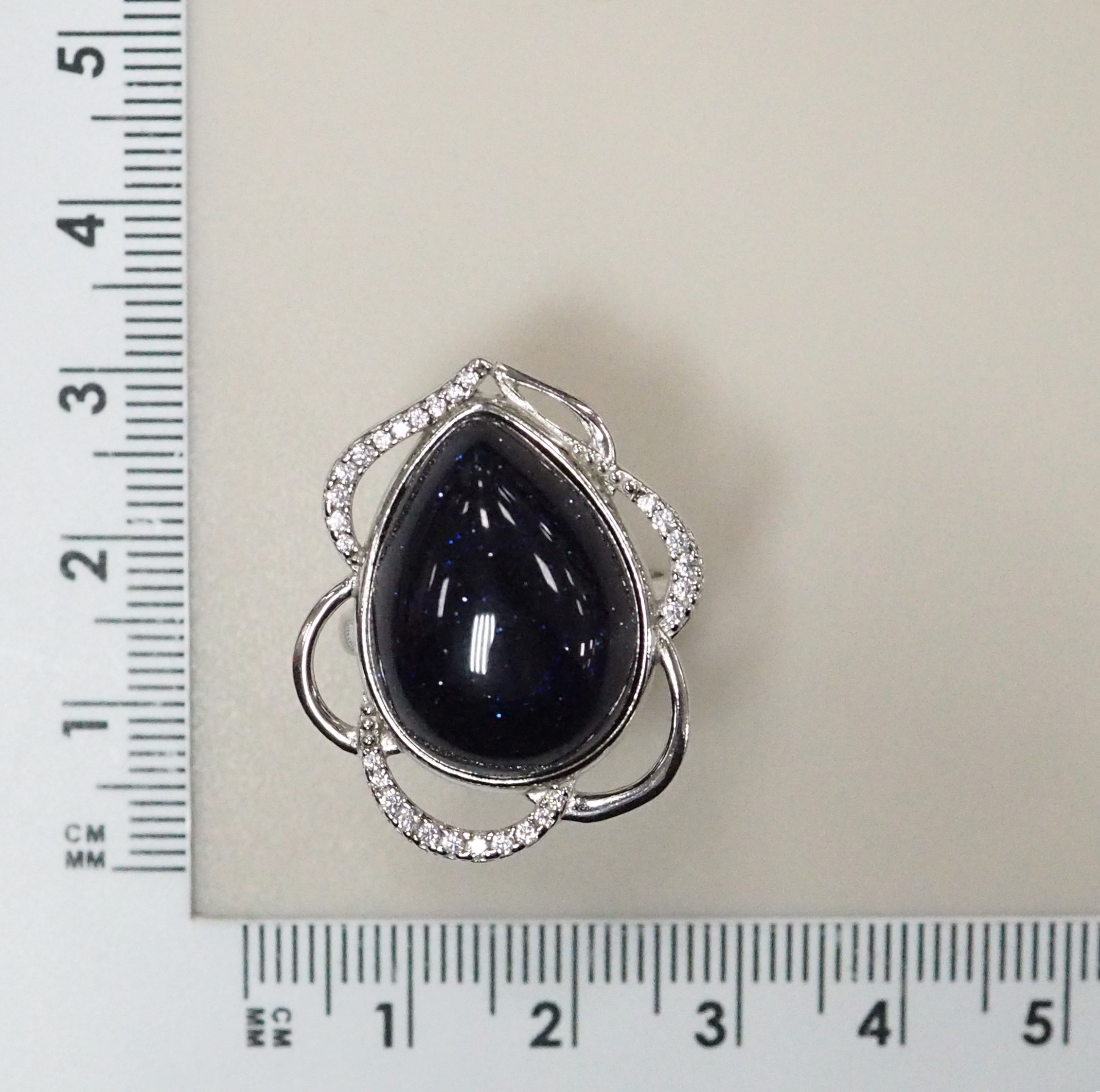 Серебряное кольцо 925 пробы; вставки 1 Авантюрин прес. Синий; 28 Фианит бесцв.;